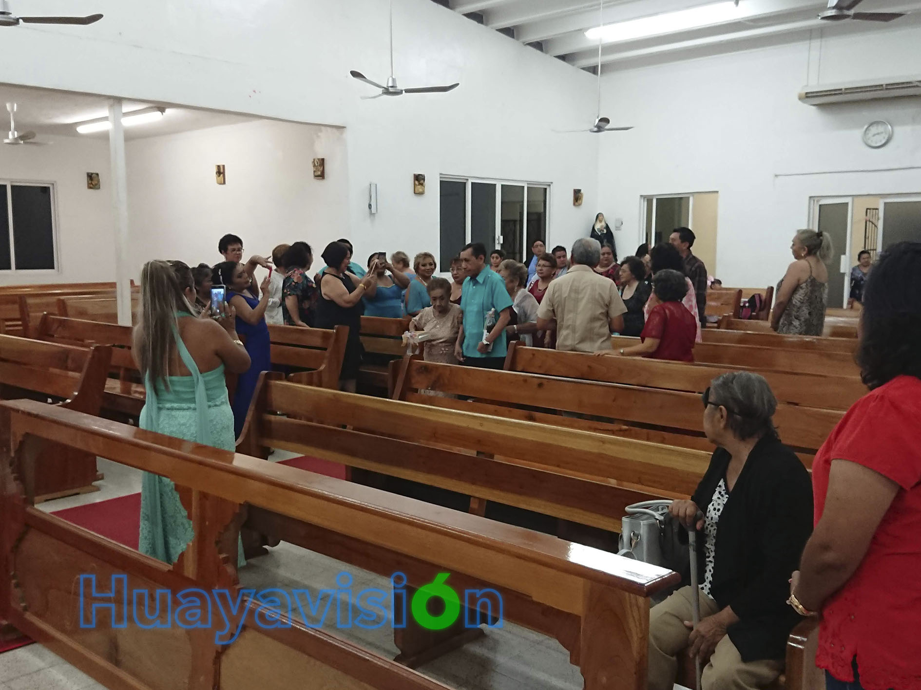 Doña Amalia, a sus 100 años, entró a la iglesia caminando firmemente