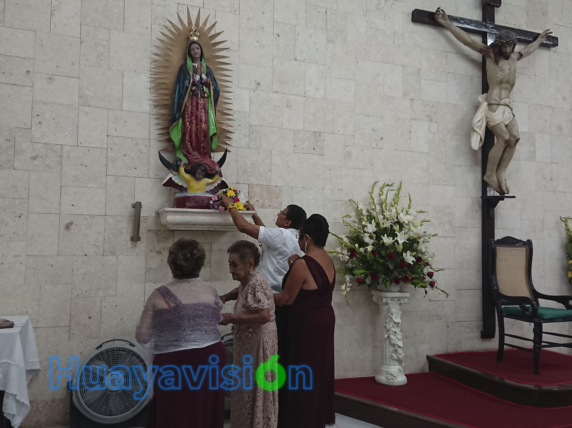 Con un ramo de flores, doña Amalia agradeció el don de la vida a la Virgen de Guadalupe
