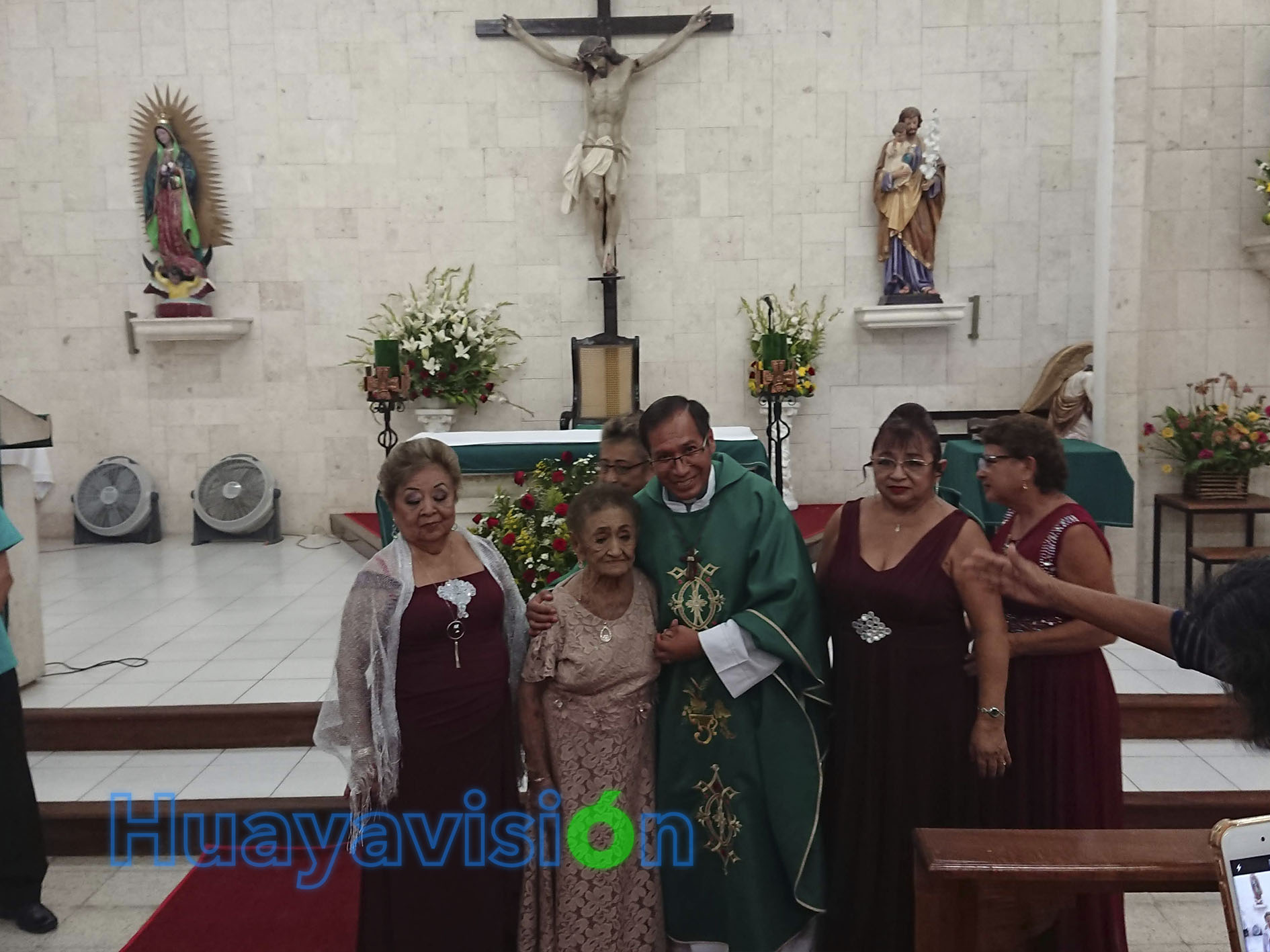 Doña Amalia acompañada del párroco de San Miguel Arcángel