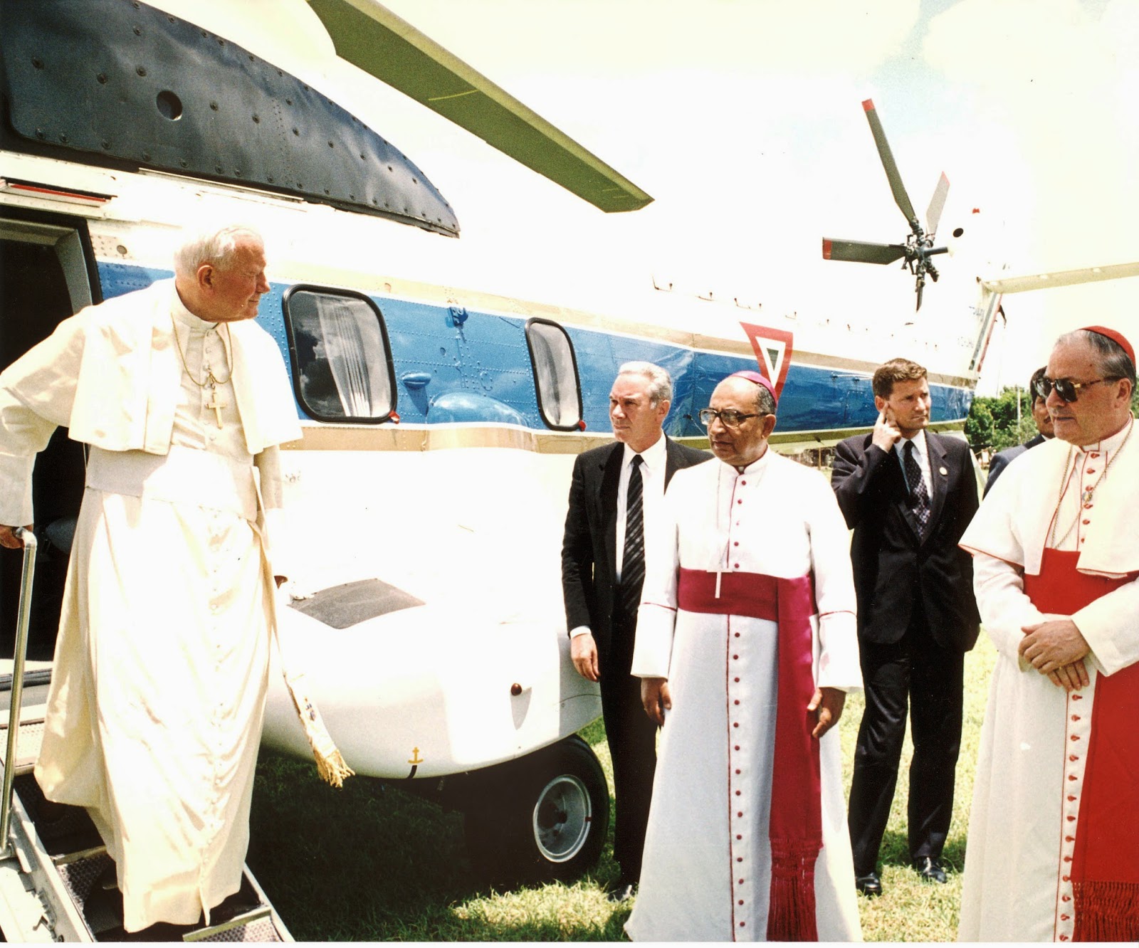 Juan Pablo II desciende de un helicóptero en Yucatán