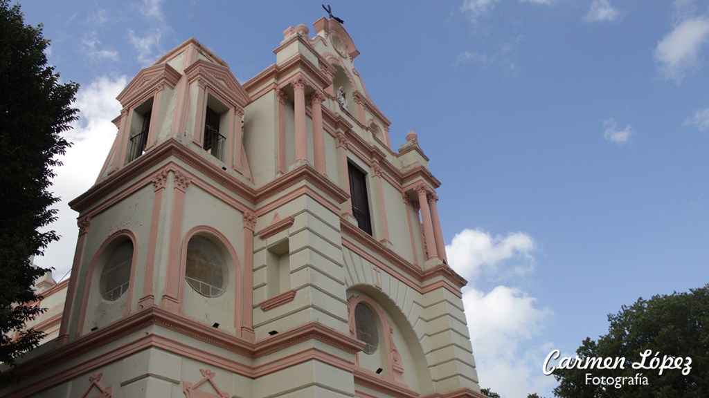 La iglesia de Lourdes y su gruta&nbsp;artificial